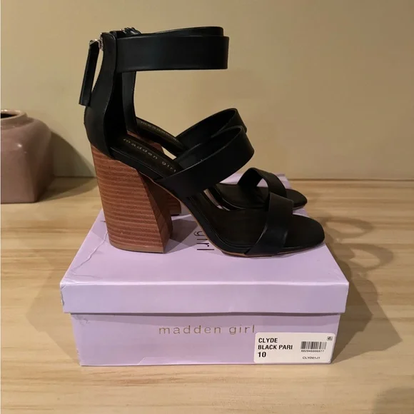 MADDEN GIRL Clyde City Sandals - Picture 9 of 13